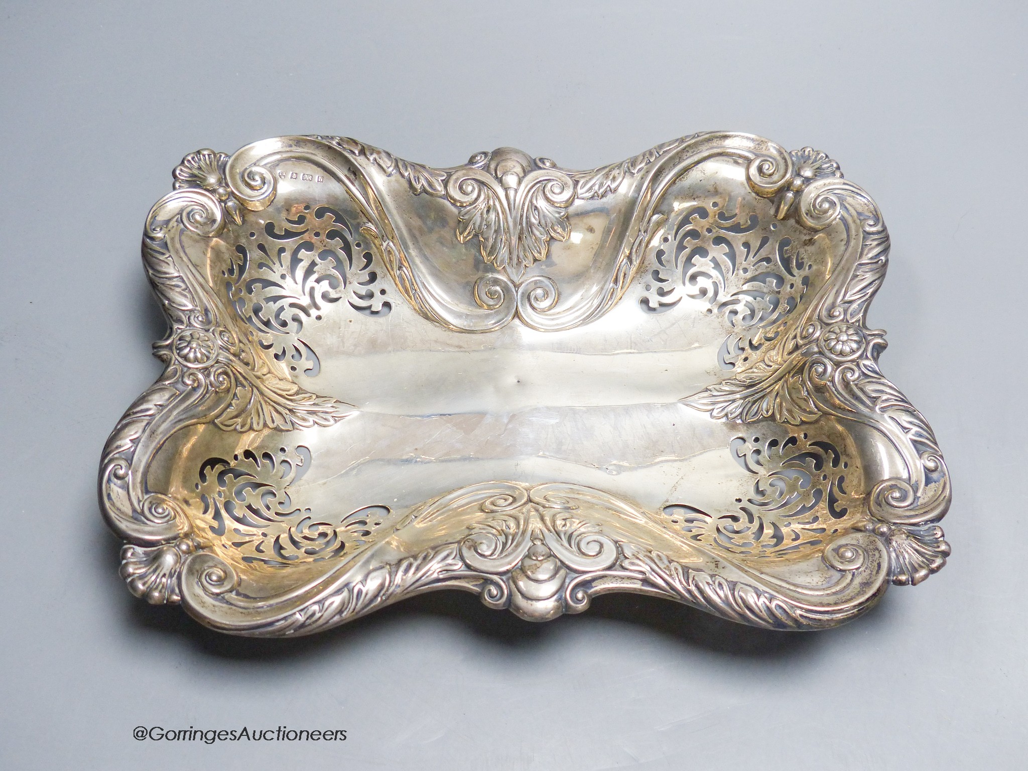 An Edwardian pierced silver shaped rectangular fruit bowl, I.S. Greenburg & Co, Birmingham, 1901, 30.2cm, 13.5oz.